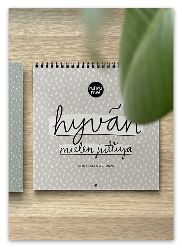 5401_seinakalenteri_2026_kansi_1 Ninnimoi seinäkalenteri 2026 - hyvän mielen juttuja